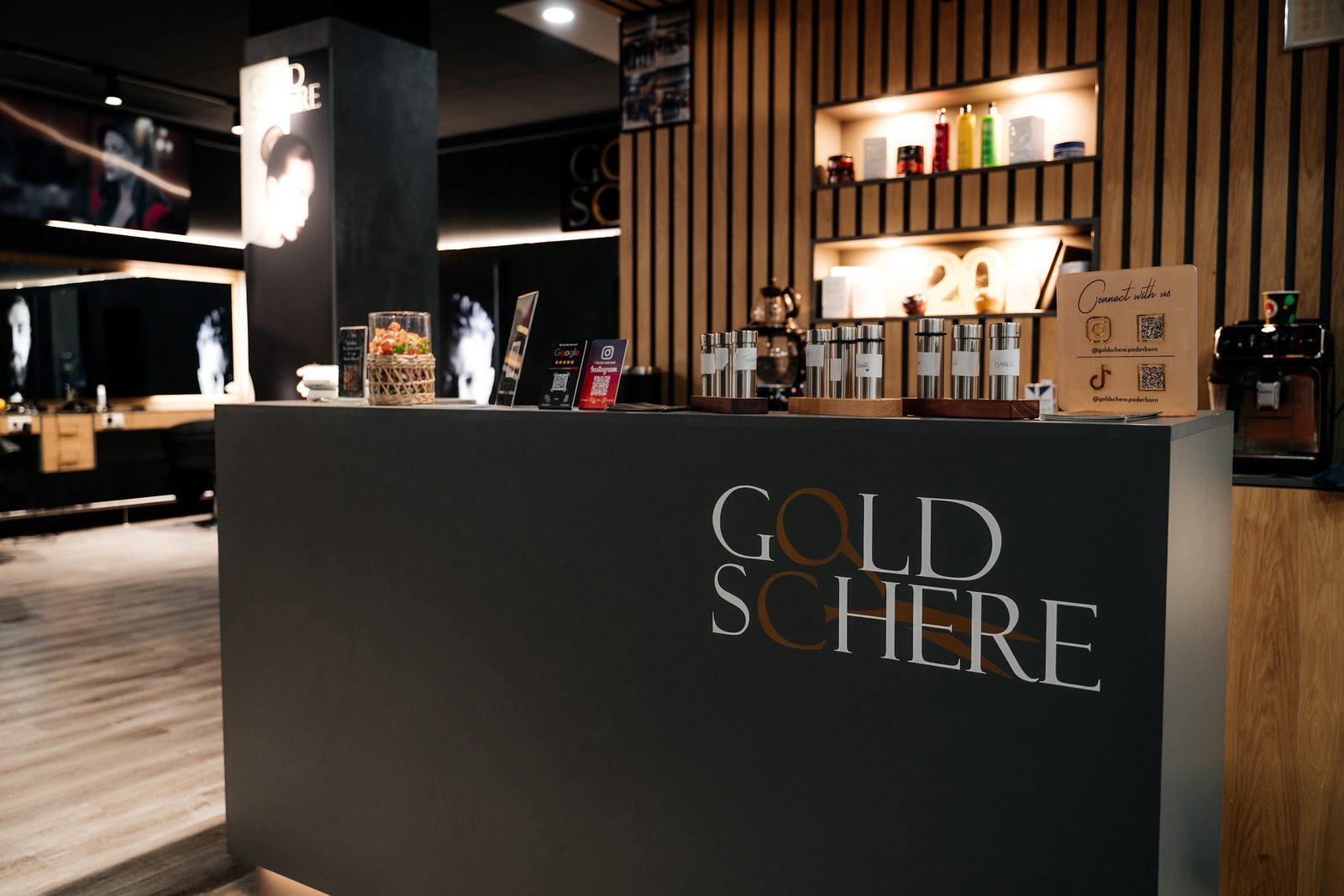 Empfangstresen mit Goldschere-Logo