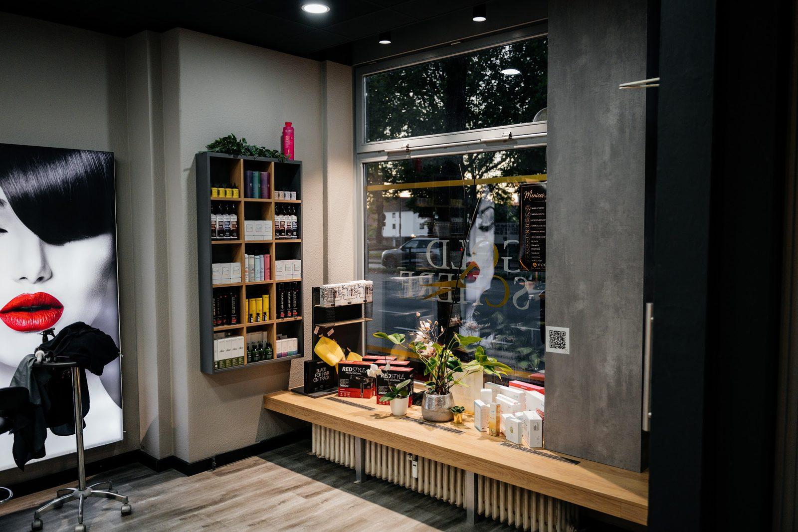 Produktregal am Schaufenster