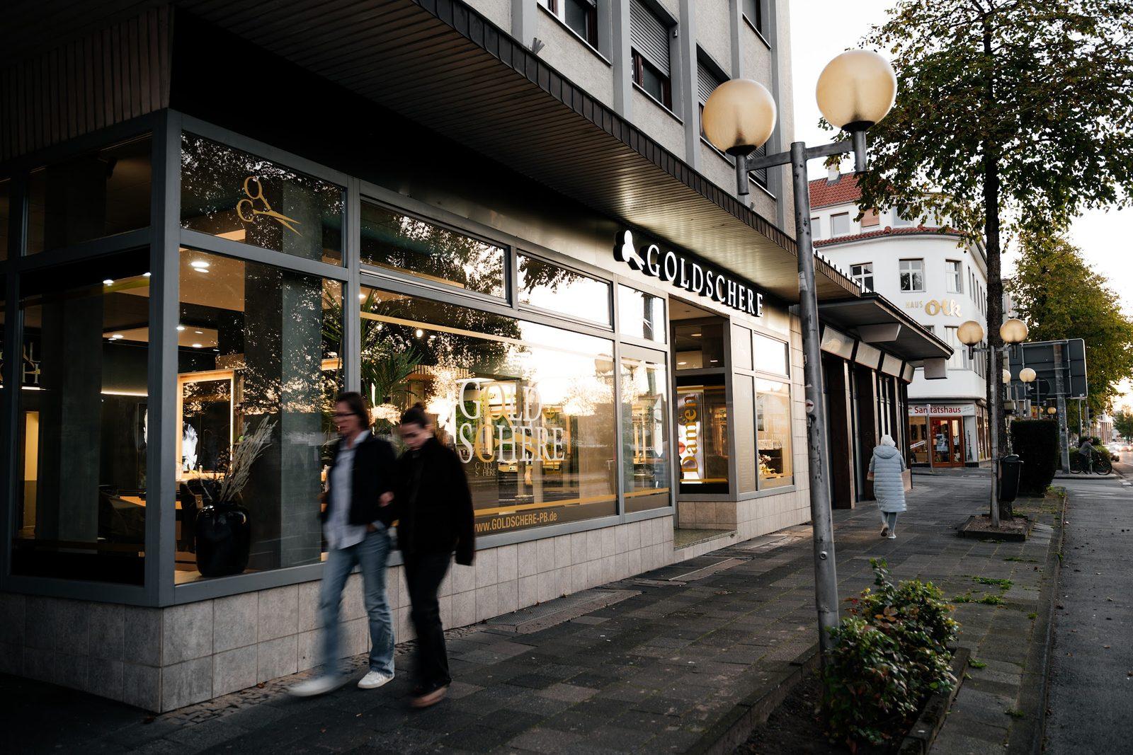 Goldschere von der Straße aus gesehen